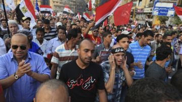 Miles de egipcios se manifiestan contra los Hermanos Musulmanes por querer imponer su visión en la redacción de la nueva Constitución, en El Cairo.