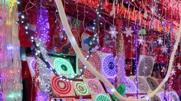 Los capitalinos realizaron sus compras navideñas a última hora, en la explanada de la delegación Venustiano Carranza.