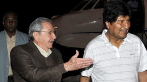 El presidente cubano, Raúl Castro (i), y el canciller Bruno Rodríguez (d) mientras reciben al mandatario boliviano, Evo Morales (c), en la madrugada de ayer,  en  La Habana (Cuba).