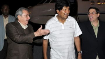 El presidente cubano, Raúl Castro (i), y el canciller Bruno Rodríguez (d) mientras reciben al mandatario boliviano, Evo Morales (c), en la madrugada de ayer,  en  La Habana (Cuba).