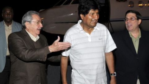 El presidente cubano, Raúl Castro (i), y el canciller Bruno Rodríguez (d) mientras reciben al mandatario boliviano, Evo Morales (c), en la madrugada de ayer, en La Habana (Cuba).