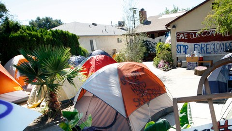 El movimiento Occupy LA acampó afuera de la casa para evitar el desalojo.