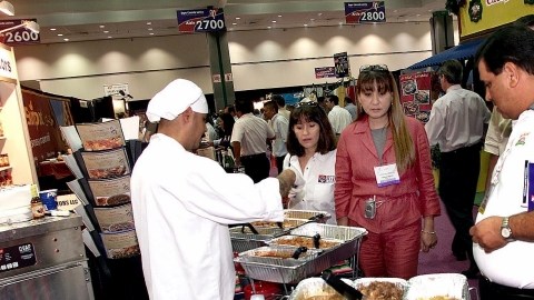 Para muchas familias latinas es complicado alimentar bien a sus hijos debido a las tradiciones alimentícias locales.