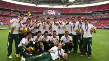 Seleccionados mexicanos muestran felices su presea dorada, luego de ganar la finalísima de los JO 2012 en el Estadio de Wembley.