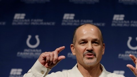 Chuck Pagano habla  en conferencia  de prensa en la que se anunció su regreso tras completar un  tratamiento para combatir la leucemia.