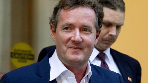 Piers Morgan, del programa de CNN 'Piers Morgan Tonight', sale del edificio del noticiero en Los Ángeles.