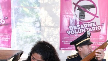 Programa 'Por tu Familia Desarme Voluntario', realizado en la delegación Iztapalapa, Ciudad de México.