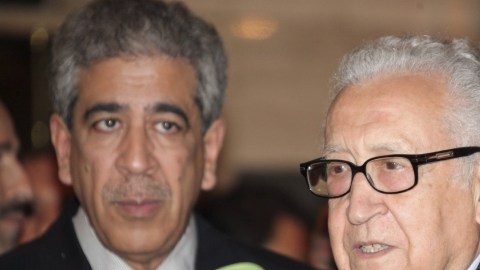 Enviado especial de ONU, Lakhdar Brahimi (c), responde a periodistas tras reunirse con Al Asad.
