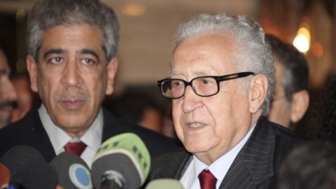 Enviado especial de ONU, Lakhdar Brahimi (c), responde a periodistas tras reunirse con Al Asad.