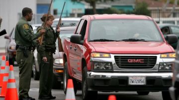 Autoridades informaron que investigan el ataque a tiros contra el conductor de un vehículo en Los Ángeles.