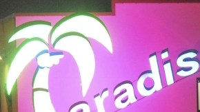 Miembros del grupo de artificieros de los Mossos d'Esquadra inspeccionan alrededores del prostíbulo.