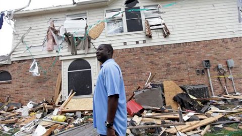 Charles Paige camina fuera de su casa en Forney, Texas, luego de que un tornado azotara el estado el 4 de abril , 2012.