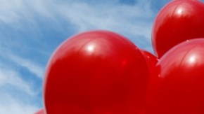 Un cartel en honor de los maestros que murieron en la masacre de la escuela elemental Sandy Hook, en Newtown, Connecticut, se observaba ayer en esa localidad.