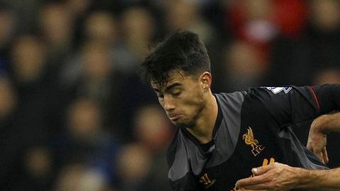 Jonathan Walters (Stoke City) y Suso (Liverpool) disputan un balón