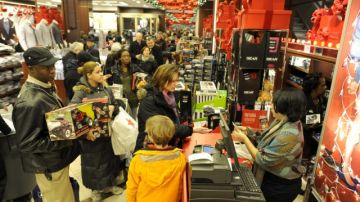 Varios hacen fila en una tienda Macy's de Nueva York.