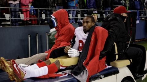 Mario Manningham abandona el emparrillado en un vehículo especial ras sufrir su lesión el domingo pasado en el  juego contra Seattle.