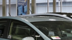 KMA18 TOKIO (JAPÓN) 14/11/2012.- Imagen de archivo distribuida hoy miércoles 14 de noviembre de 2012 que muestra varios vehículos híbridos de Toyota durante una exposición de coches en Tokio, Japón, el pasado 5 de noviembre de 2012. El fabricante nipón Toyota llamó hoy a revisión a 2,77 millones de vehículos en todo el mundo afectados por un problema en la dirección en algunos casos y por un fallo en la bomba hidráulica en otros, informó a Efe un portavoz de la compañía. Un total de 2,75 millones de vehículos están afectados por el defecto en el sistema de dirección, de los que 1,5 millones fueron vendidos en Japón, lo que supone un récord en el país asiático en cuanto al volumen de coches llamados a revisión. Este fallo afecta en total a 13 modelos, entre ellos el Prius, el Corolla, el Isis o el Wish, fabricados entre 2000 y 2009, y entre 2000 y 2011 en el caso de los modelos nipones. EFE/Kimimasa Mayama