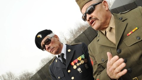 Los hermanos Valenzuela, veteranos de la guerra de Vietnam con orden de deportación suspendida, hablando con periodistas, en Washington.
