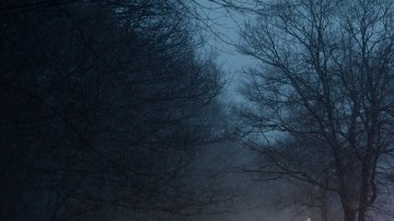 Cientos de automóviles avanzaban ayer,  a través de la nieve a lo largo de la Merritt Parkway, en Norwalk, Connecticut.
