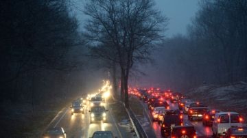 Cientos de automóviles avanzaban ayer,  a través de la nieve a lo largo de la Merritt Parkway, en Norwalk, Connecticut.