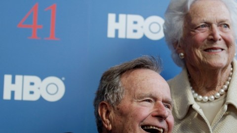 El 41er presidente George H. W. Bush (88), junto a su esposa.