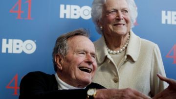 El 41er presidente George H. W. Bush (88), junto a su esposa.