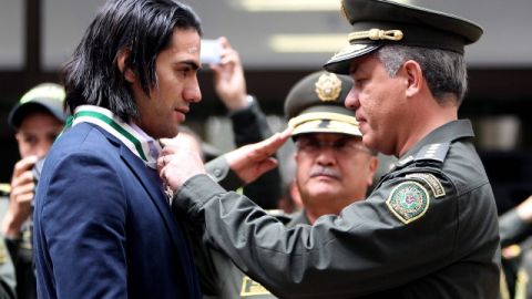 Radamel Falcao García (izq.)  en el momento de recibir la condecoración del Director de la Policía,  general José Roberto León Riaño.