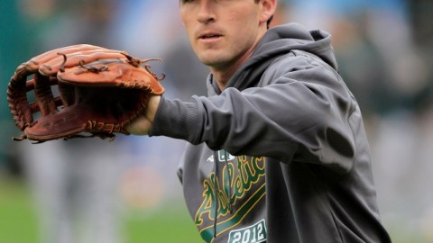 Stephen Drew es captado en una práctica con los Atléticos.