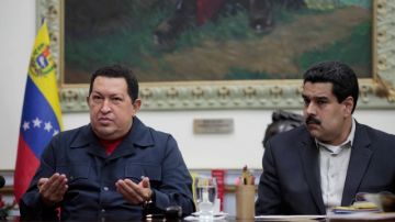 El presidente Hugo Chávez, al lado de su canciller Nicolás Maduro (der.), cuando daba un discurso por TV desde Miraflores, en Caracas.