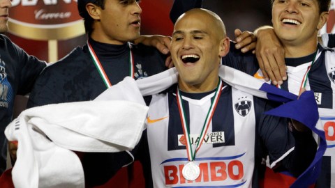 Humberto Suazo extendió su contrato con Rayados de Monterrey