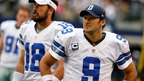 Los mariscales de campo de Dallas, Kyle Orton (18) y Tony Romo   durante el juego ante Santos de Nueva Orleáns el domingo pasado.