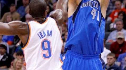 Dirk Nowitzki (41), de Mavericks,  dispara a la canasta ante la marca de Serge Ibaka, de  Oklahoma City, en acción del partido de anoche.