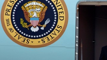 El presidente Barack Obama regresa a la Casa Blanca después de sus vacaciones de Navidad en Hawai.