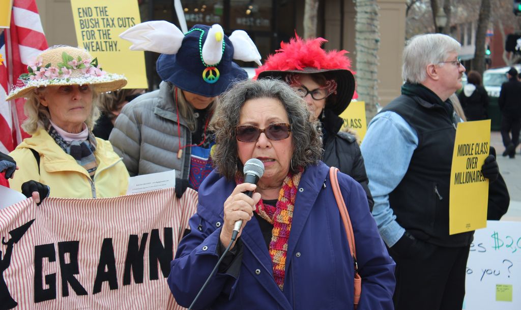 Gloria Maldonado toma la palabra en una manifestación contra el precipicio fiscal en Palo Alto.