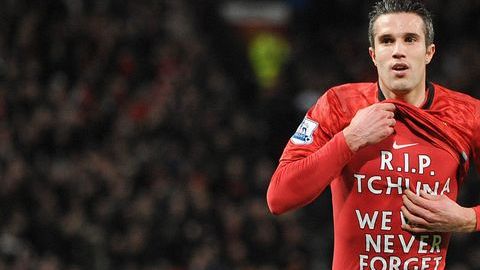 El delantero holandés Robin van Persie colaboró en el triunfo con un golazo