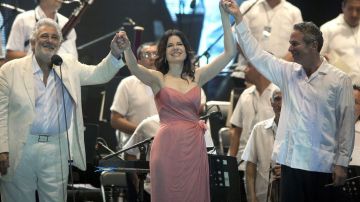 Inunda Plácido Domingo a Acapulco con su canto, acompañado de la soprano Ana María Martínez y la Orquesta Filarmónica de Acapulco, bajo la dirección de Eugene Kohn.