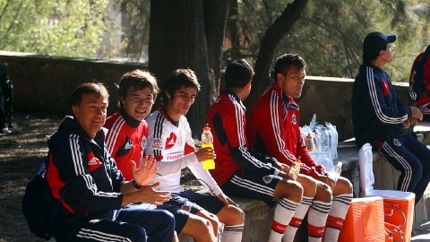 Jugadores rojiblancos se hidratan durante un descanso de la doble sesión de trabajo que realizaron ayer.