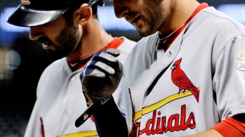 Pete Kozma (der.) y Daniel Descalso fueron artífices de un gran repunte de San Luis en el quinto juego de la Serie Divisional ante Washington.