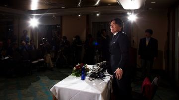 Hideki Matsui se dispone a salir del salón donde realizó su rueda de prensa en la que confirmó su retiro.