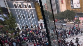 Una multitud de personas hacía fila a la entrada de una tienda Apple de Pekín, China, en octubre pasado. Una corte del país determinó que la empresa violó los derechos de autor de unos escritores.