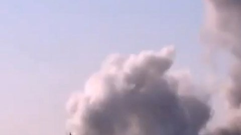 Nubes de humo se alzan en la ciudad de Homs, en Siria, donde fuerzas rebeldes denunciaron una masacre contra civiles.
