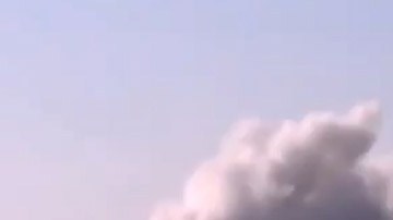 Nubes de humo se alzan en la ciudad de Homs, en Siria, donde fuerzas rebeldes denunciaron una masacre contra civiles.