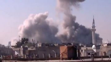 Nubes de humo se alzan en la ciudad de Homs, en Siria, donde fuerzas rebeldes denunciaron una masacre contra civiles.