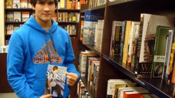 El joven inmigrante Kevin Candelario con su libro 'Perdido en América' que ya está a la venta.