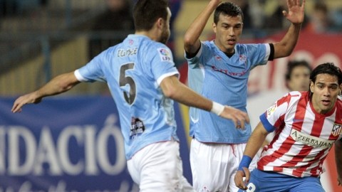 El delantero colombiano  Radamel Falcao (der.) pelea por el esférico  durante un encuentro contra el Celta de Vigo.