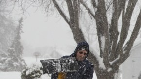 Un grupo de personas despeja la nieve, después de una tormenta, en Waupun, Wisconsin, Estados Unidos.