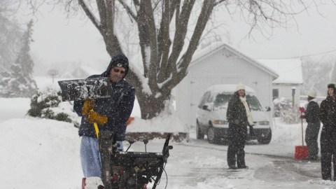 Un grupo de personas despeja la nieve, después de una tormenta, en Waupun, Wisconsin, Estados Unidos.