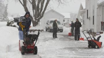 Un grupo de personas despeja la nieve, después de una tormenta, en Waupun, Wisconsin, Estados Unidos.