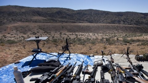 Fusiles y metralletas listos para su uso antes de dar comienzo el Big Sandy Machine Gun Shoot a las afueras de Wikieup, Arizona.