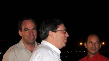El canciller cubano, Bruno Rodríguez (2 i),  recibe al vicepresidente venezolano, Nicolás Maduro (d), a su llegada ayer al aeropuero de La Habana.